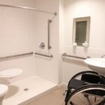 Créer une salle de bain accessible et fonctionnelle pour PMR : guide de rénovation essentiel